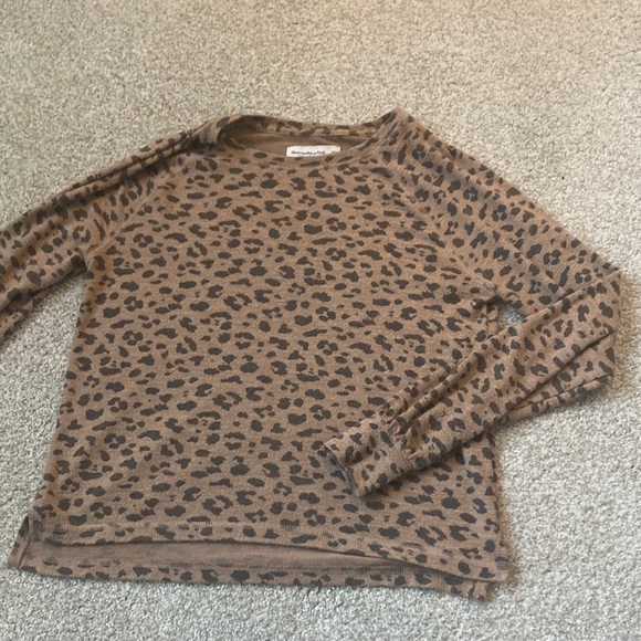Abercrombie and fitch women’s sweater lightly used good condition - Picture 1 of 4